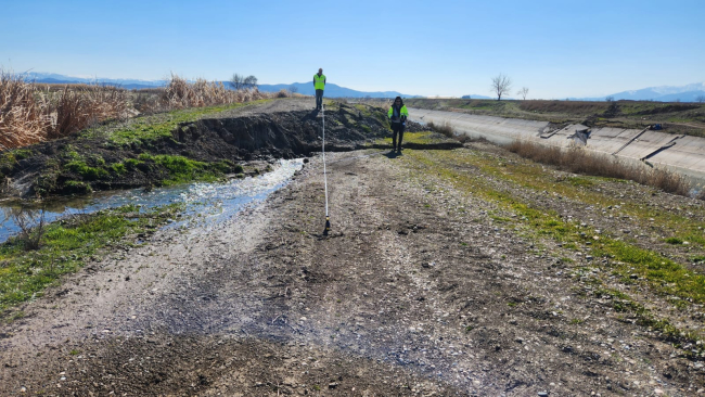 Kahramanmaraş - Türkoğlu Kılılı'da stabilize yol ve büyük su kanalında 410 cm sol yanal yer değiştirme, 100 cm blok düşme. Fotoğraf: MTA